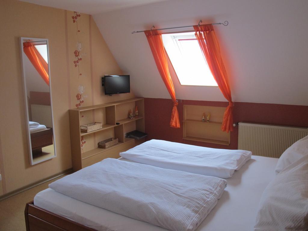 Weinhof Michael Morbach Hotel Целтинген-Рахтиг Екстериор снимка